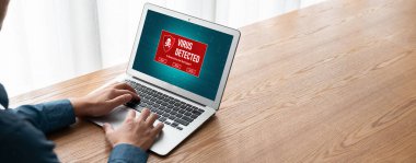 Bilgisayar ekranındaki virüs uyarısı mobil siber tehdit, hacker, bilgisayar virüsü ve kötü amaçlı yazılım tespit edildi