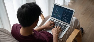 Model uygulama ve program kodlaması için bilgisayar ekranında yazılım geliştirme programlama