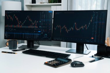 Bilgisayarda iki adet dinamik borsa grafiği görünüyor. Yazılımda güncellenen finansal teknolojiye yapılan zaman uygulaması yatırımı üzerinden otomatikman satış veya satın alma karı. İnfobahn.