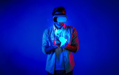 Küresel ağ bağlantısını kurmak için VR gözlüğü kullanan zeki bir adam. Görsel gerçeklik kulaklığı takarak küresel bulut hesaplama sunucusu ya da yazılımı olan mutlu bir adam. Sapma.