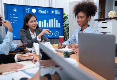 Çok ırklı analist ekibi toplantı masasındaki mali raporu analiz etmek için BI gösterge tablosunu kullanıyor. Çeşitli iş adamlarından oluşan bir grup, iş pazarlama kararı için FIntech 'in veri analizini kullanır. Uyum