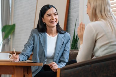 Psikolojik akıl sağlığı danışmanlığı ya da terapi seansındaki genç ve profesyonel bir hastadan akıl hastalığı teşhisi koyarken yardım istemek. Zihinsel tedavi seansı. Blithe