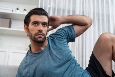 Atletik vücut ve aktif sporcu, sağlıklı vücut çalışma yaşam tarzı konsepti olarak neşeli ev egzersizlerinde kas kazanma egzersizi yapmak için mobilyaları kullanıyor..