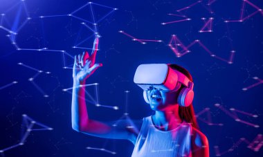 Siberpunk neon ışıklı kadın, beyaz VR kulaklık takıyor ve atlet bluzu giyip metaverse 'e bağlanıyor, gelecekteki siber uzay teknolojisi, sanal gerçekliğin işaret parmağı dokunuşlu hologram nesnesi kullanıyor. Halüsinasyon.