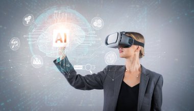 İş kadını, holografik ikona bakarken yapay zeka kullanıyor. Gri arka planda dururken kodlama mühendisliği komut ve programlama sistemine işaret eden yetenekli proje yöneticisi. Kısıtlanma.