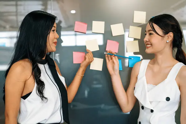Zwei Junge Hübsche Asiatische Geschäftsfrauen Unterhalten Sich Und Diskutieren Kreative — Stockfoto