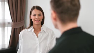 Psikolojik konsültasyon zihinsel problemde iyileşme kaydediyor, genç hasta terapi seansında, psikiyatrist de akıl hastalıkları konusunda tanı koyuyor. Zihinsel tedavi seansı. Düzenle