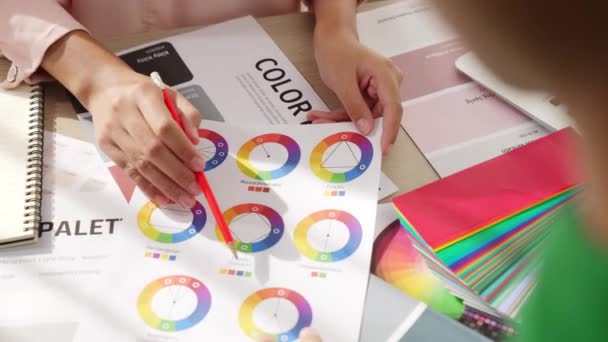 Zpomalení Ruční Detailního Záběru Dvou Designérů Brainstorming Výběr Barvy Pro — Stock video