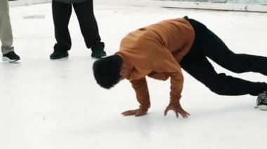 Çatıda çok kültürlü arkadaşlar varken profesyonel İspanyol break dansçısı B boy dansı. Genç modern dans grubu hip hop hareketi yapıyor. Tarz, moda, aksiyon. Açık hava sporu 2024 hiphop..