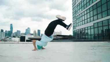 Gökdelende break dans yapan Kafkasyalı şık bir dansçı. Modern şehir şehrinde dans gösterisi koreograflığı yapan mutlu bir gencin portresi. Açık hava sporu 2024... hiphop.