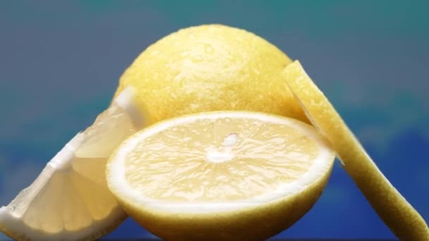 Une Tranche Citron Frais Jaune Vif Vibramment Citrique Est Exposée — Video