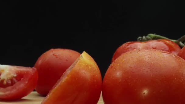 보드에 신선한 토마토의 수분이 토마토는 보드에 자랑스럽게 앉습니다 신선한 토마토는 — 비디오
