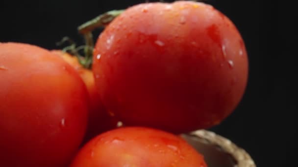 Macrografie Tomaten Genesteld Een Rustieke Houten Mand Worden Tentoongesteld Tegen — Stockvideo