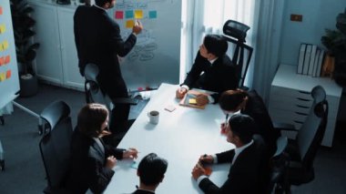 Toplantıda yapışkan notlar yazarak akıllı iş adamlarının beyin fırtınası fikrinin en üst görüntüsü. Bir grup profesyonel analist pazarlama stratejisi ve konferansta beyin fırtınası planlıyor. Takım çalışması. Müdürlük