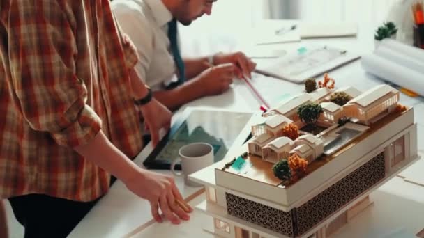 인테리어 디자이너가 말하고 디자인에 논의하는 건축가 엔지니어의 노트를 작성하고 테이블에 — 비디오