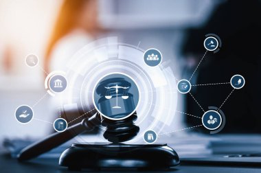 Akıllı hukuk, hukuki danışmanlık simgeleri ve avukatlık bürosunda çalışan araçlar dijital hukuk kavramını ve çevrimiçi hukuk ve yönetmelik kavramlarını gösteriyor .