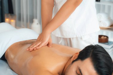 Kafkas erkek müşteri stres önleyici spa masajının keyfini çıkarıyor ve lüks otel veya oteldeki gündüz açık hava ortamında güzellik derisi eğlencesi ile şımartıyor. Sessiz.