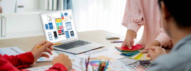 İç mimari ekibinin kırpılmış resmi, mobil uygulama ve web sitesi için UI ve UX tasarımları görüntülenirken renk örnekleri kullanarak renk sunar. Yaratıcı tasarım ve iş konsepti. Değiştirilmiş.