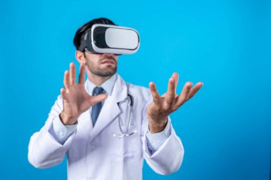 Zeki doktor cam camlara bakıyor ve mavi arka planda duruyor. Sanal gerçeklik ya da metadünya giyerken tıbbi verileri elinde tutan ve kontrol eden beyaz bir doktor. Yenilik teknolojisi. Sapma.