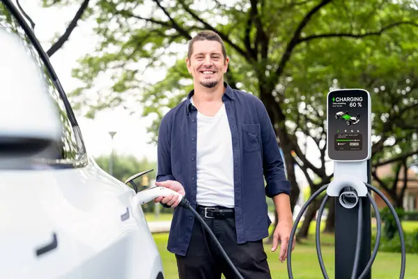 Человек Подзарядить Электрический Аккумулятор Транспортных Средств Зарядной Станции Открытом Зеленом — стоковое фото