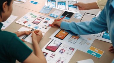 Mobil uygulama ya da web sitesi için kullanıcı arayüzü prototipi planlayan şirket çalışanlarının panorama videosu. UX UI tasarım beyin fırtınası kullanıcı dostu arayüz planı tasarlıyor. Sinerjik