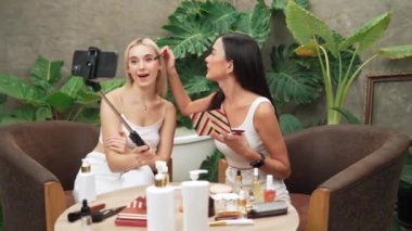 Yeşil bitki üzerine doğal güzellik ve kozmetik dersi yapan iki güzel içerik yaratıcısı bahçe videosunu terk ediyor. Güzellik blogcusu sosyal medyum izleyicilere güzellik hizmetinin nasıl uygulanacağını gösteriyor. Blithe