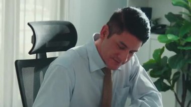 İnşaat mühendisi elektrik jeneratörüne bakarken türbin motor yapısı hakkında proje yöneticisini arıyor. Profesyonel teknisyen jet motoru hakkında ekiple konuşuyor. Hizalama.