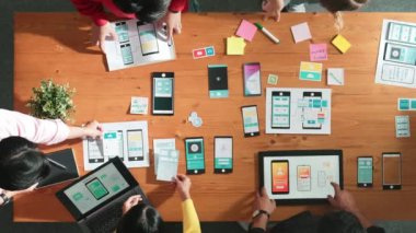 Akıllı yazılım geliştiricisinin yazılım geliştirme planlama üst görünümü. Cep telefonu arayüzü ya da dijital yaratıcı tasarım için Ux UI tasarımı ve beyin fırtınası yapan yetenekli bir programcı takımı. Cemaat.