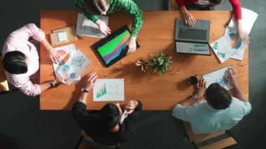 İş kadınlarına tepeden bakan bir bakış açısı. Açıkla ve finansal durumu açıkla. Çeşitli gruplar yatırım grafiğiyle toplantı masasında borsa istatistikleri hakkında tartışıp dinlediler. Cemaat.