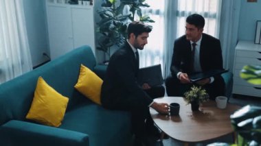 Yönetici pazarlama stratejisini tartışırken ve mali yatırım veri raporlarını karşılaştırırken, yatırımcıların mali tablosunun üst düzey görüşü de toplantıda yer alıyor. Çeşitli gruplar birlikte çalışıyor. Müdürlük.
