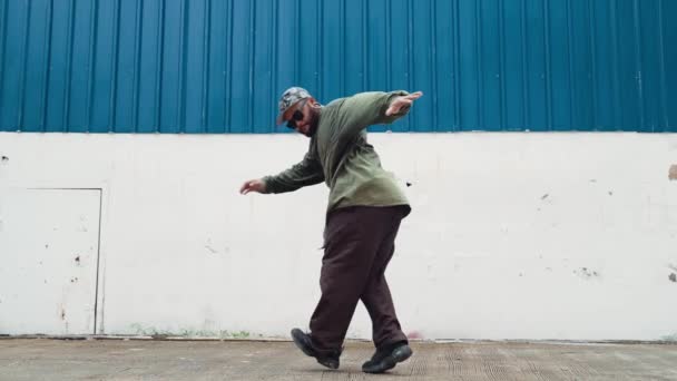 Hipster Ballare Boy Passo Piede Strada Con Muro Blu Asiatico — Video Stock