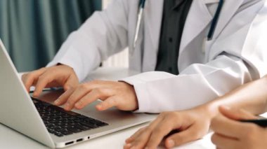 Hastane masasında birlikte çalışan ve tıbbi tedavi planlayan çeşitli profesyonel sağlık görevlileri. Takım çalışması başarılı hastalıklara ve hastalıklara yol açar. Ağır çekim. Katı.