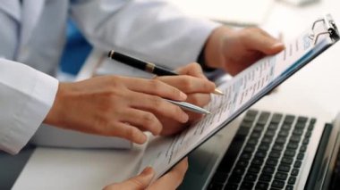 Hastane masasında birlikte çalışan ve tıbbi tedavi ya da sağlık hizmeti planlayan profesyonel bir grup. Takım çalışması başarılı hastalıklara ve hastalıklara yol açar. Ağır çekim. Katı.