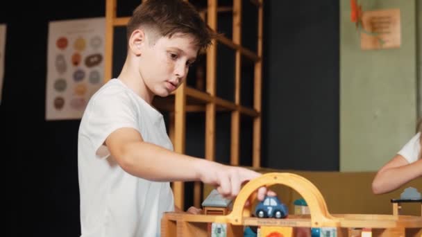Młody Biały Mądry Chłopiec Bawiący Się Zabawkę Samochodową Przedszkolu Wielokulturowym — Wideo stockowe