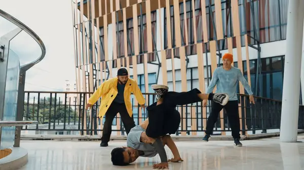 Hip Hop Team Dance Break Dance While Multicultural Friend Surrounded — Stock Photo, Image