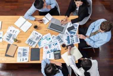 Panorama üst düzey iş analist grubu toplantı masasındaki finansal veri raporunu analiz ediyor. İş zekası analizine göre çizelge ve grafik paneli. Çok titiz.