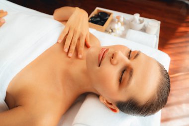 Kafkasyalı kadın müşteri stres önleyici spa masajının keyfini çıkarıyor ve lüks otel ya da oteldeki gündüz açık ortam güzellik salonunda güzellik teniyle eğleniyor. Sessiz.