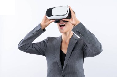 Yetenekli bir iş kadını arka planda dururken VR cam kullanarak görsel gerçeklik dünyasına bakıyor. Teknoloji yeniliklerini kullanarak metaevreni bağlamak için VR gözlüğü tutan akıllı bir yönetici. Kısıtlanma.