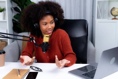 Güzel Afrikalı kadın etkileyicilerin sunucu kanalı yeni dinleyicilerle yayın stüdyosunda konuşuyor. Canlı sosyal medyada yaşam koçu danışmanlığı zamanı. Tavsiye verme kavramı. Tatlandırıcı.