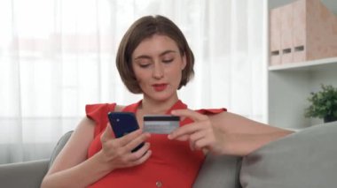 Kadın alışverişi ya da internet pazarında online ödeme modern yaşam tarzı için satış öğeleri arama ve prim siber güvenlik yazılımı tarafından korunan cüzdan çevrimiçi ödeme için kredi kartı kullanma