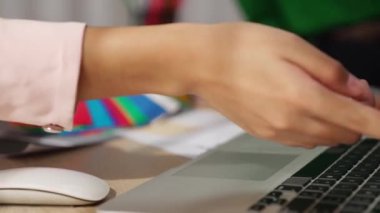 Grafik tasarımı için renk seçimi yapan ve beyin fırtınası yapan iki tasarımcının yavaş çekim çekimi ya da tasarım bürosunda kromatik danışmanlık hizmeti isteyen bir müşteri. Değiştirilmiş
