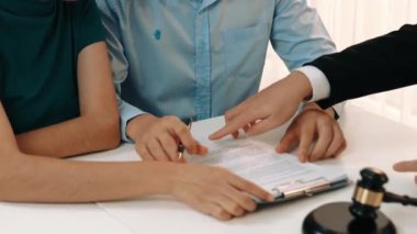 Sevgili çift hukuki danışmanlık ve hukuk firmasından yardım ister, evlilik hukuku, evlenme teklifi ve nafaka konularını tartışır. Evlilik sertifikası için tavsiye veren bir avukat. Ağır çekim. Katı.