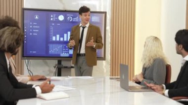 Çeşitlilik gösteren iş adamlarıyla süs odası ya da ofis çalışanı üniversite çalışanı, televizyon ekran şirketleri ile el sıkışma, çalışkan ekip olarak çalışmaktan başarılı pazarlama planları..