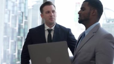 Şehir manzaralı süs ofisi, işletme fakültesi veya kurumsal danışman iş ortaklığı işbirliği için imzalanan anlaşmadan sonra tokalaşma veya tokalaşma ile selamlama