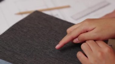 Yavaş çekim kapanış mimarı ve iç mimar. İç mekan tasarımı için tekstil malzemesi ve renk paletinden sunum yapıyor. Müşteri denetimi ve denetimine dayalı. Değiştirilmiş