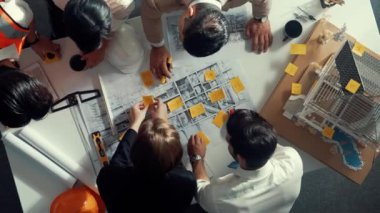 Becerikli mühendis takımının en düşük görünümü planla ev planı arasında karşılaştırılır. Mimar ya da tasarımcı grubunun hava görüşü ve planlar hakkında fikir alışverişinde bulunması. Hizalama.