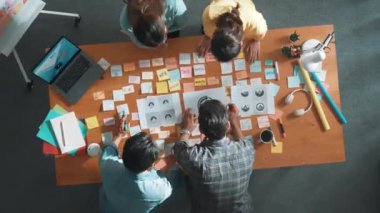 İş dünyasının zaman atlaması renkli notlarla toplantı masasına grafik logosu koydu ve fikri açıklarken tasarım yapmaya başladı. Proje yöneticisi grup halinde yürürken konsept sanatı anlatıyor. Sempozyum.