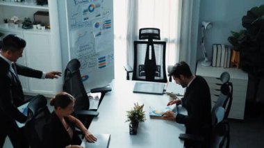 Çeşitli pazarlama ekipleri iş toplantısına hazırlanıyor. İş adamlarının yukarıdan aşağıya havadan görüşü masaya dizilmiş dizüstü bilgisayar ve tablet ile mali istatistikler. Yaratıcı iş. Müdürlük.