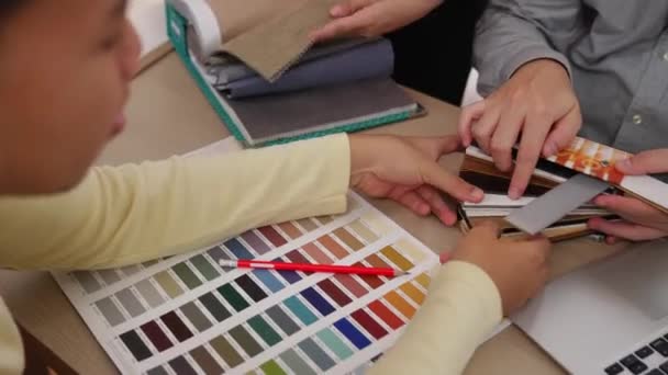 Mão Closeup Arquiteto Profissional Designer Interiores Apresentando Material Cor Paleta — Vídeo de Stock