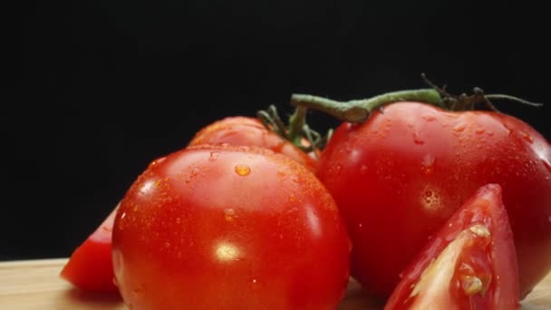 Makrografia Plasterki Pomidora Odpoczywają Elegancko Rustykalnej Desce Krojenia Dramatycznym Czarnym Filmiki Stockowe bez tantiem